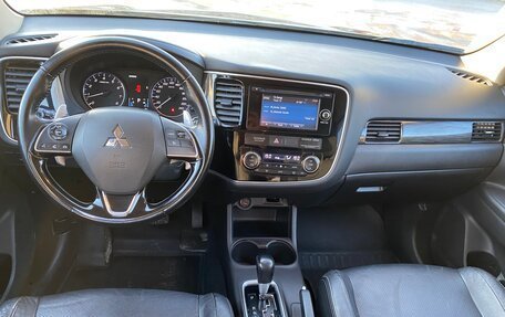 Mitsubishi Outlander III рестайлинг 3, 2015 год, 1 565 000 рублей, 11 фотография