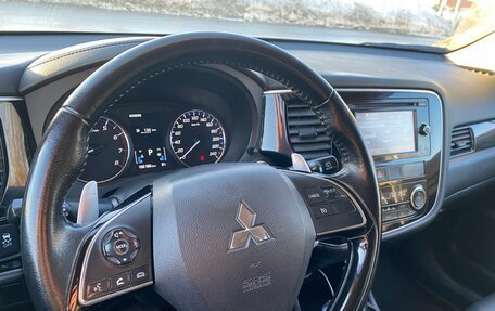 Mitsubishi Outlander III рестайлинг 3, 2015 год, 1 565 000 рублей, 13 фотография