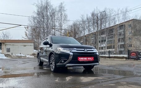 Mitsubishi Outlander III рестайлинг 3, 2015 год, 1 565 000 рублей, 6 фотография