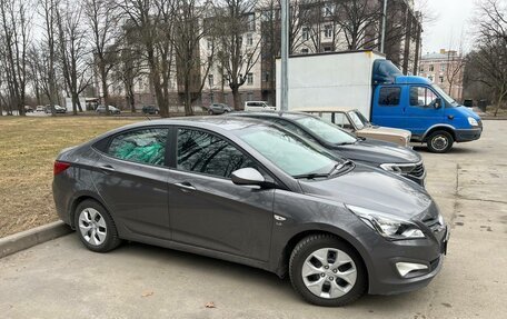 Hyundai Solaris II рестайлинг, 2015 год, 880 000 рублей, 3 фотография