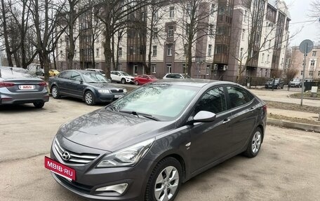 Hyundai Solaris II рестайлинг, 2015 год, 880 000 рублей, 2 фотография