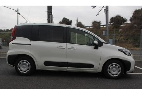 Toyota Sienta, 2022 год, 1 290 005 рублей, 2 фотография