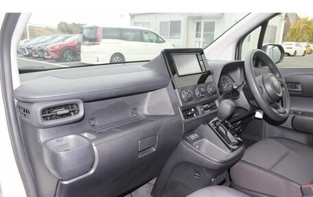 Toyota Sienta, 2022 год, 1 290 005 рублей, 7 фотография