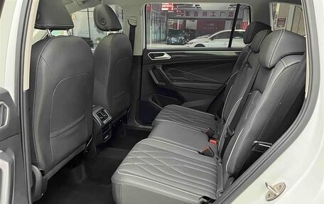 Volkswagen Tiguan II, 2023 год, 3 000 000 рублей, 16 фотография