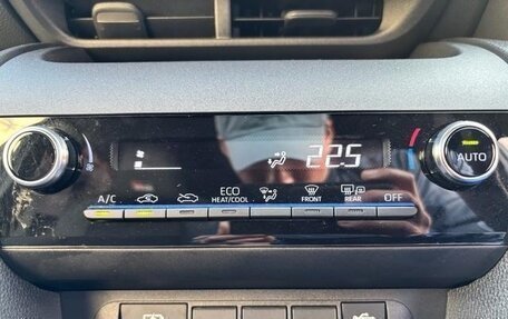 Toyota Yaris Cross, 2023 год, 1 830 000 рублей, 21 фотография