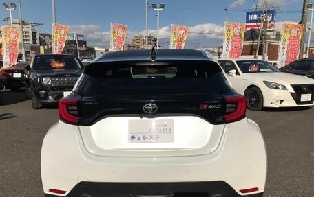 Toyota Yaris, 2022 год, 1 352 000 рублей, 4 фотография