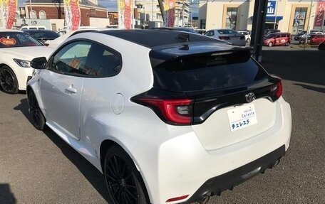 Toyota Yaris, 2022 год, 1 352 000 рублей, 3 фотография