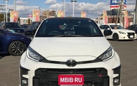 Toyota Yaris, 2022 год, 1 352 000 рублей, 2 фотография