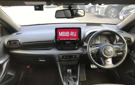 Toyota Yaris, 2022 год, 1 352 000 рублей, 10 фотография