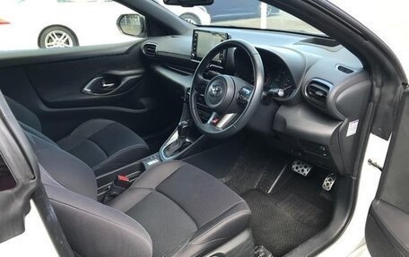 Toyota Yaris, 2022 год, 1 352 000 рублей, 14 фотография