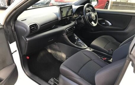 Toyota Yaris, 2022 год, 1 352 000 рублей, 15 фотография