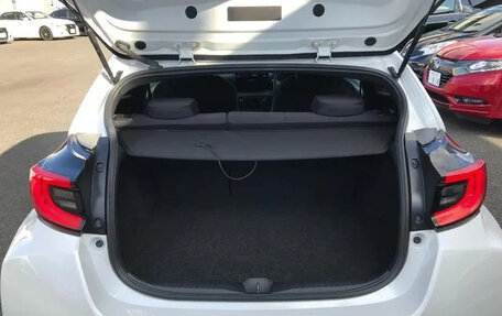 Toyota Yaris, 2022 год, 1 352 000 рублей, 20 фотография