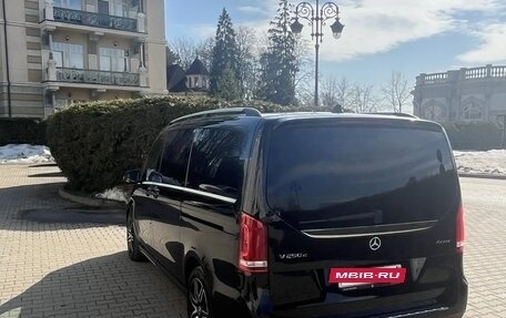 Mercedes-Benz V-Класс, 2018 год, 6 300 000 рублей, 3 фотография