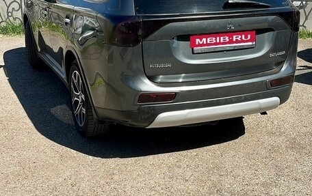 Mitsubishi Outlander III рестайлинг 3, 2014 год, 1 700 000 рублей, 3 фотография