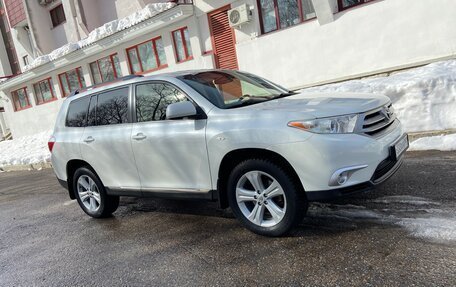 Toyota Highlander III, 2013 год, 2 499 000 рублей, 2 фотография