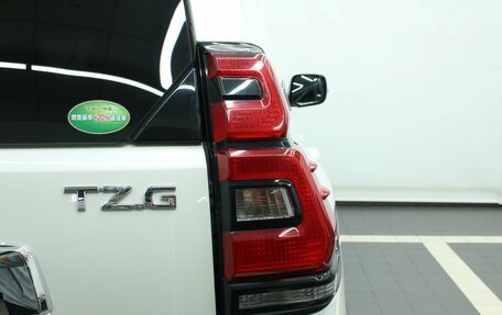 Toyota Land Cruiser Prado 150 рестайлинг 2, 2018 год, 4 950 000 рублей, 21 фотография