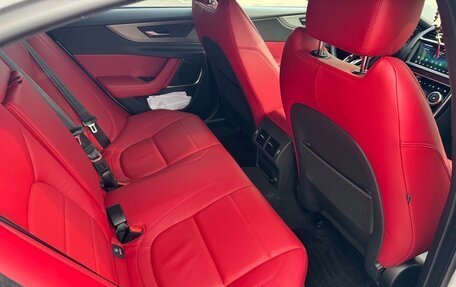 Jaguar XE I рестайлинг, 2020 год, 4 500 000 рублей, 24 фотография