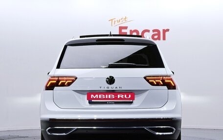 Volkswagen Tiguan II, 2022 год, 3 220 000 рублей, 3 фотография