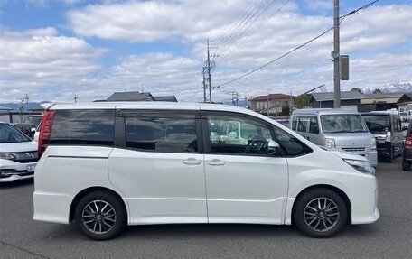 Toyota Noah III, 2017 год, 1 550 001 рублей, 4 фотография