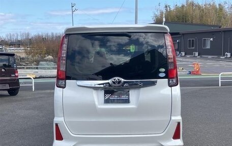 Toyota Noah III, 2017 год, 1 550 001 рублей, 6 фотография