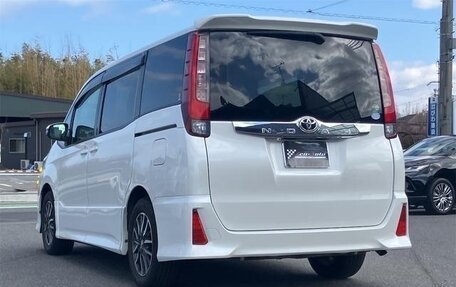 Toyota Noah III, 2017 год, 1 550 001 рублей, 7 фотография