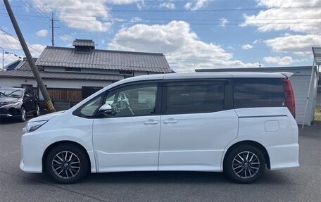 Toyota Noah III, 2017 год, 1 550 001 рублей, 8 фотография