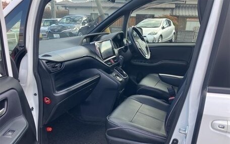 Toyota Noah III, 2017 год, 1 550 001 рублей, 15 фотография