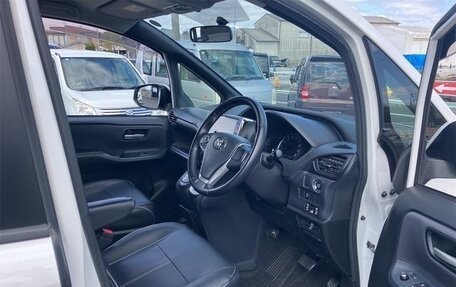 Toyota Noah III, 2017 год, 1 550 001 рублей, 12 фотография