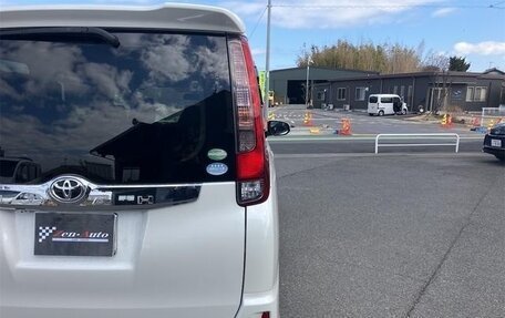 Toyota Noah III, 2017 год, 1 550 001 рублей, 10 фотография