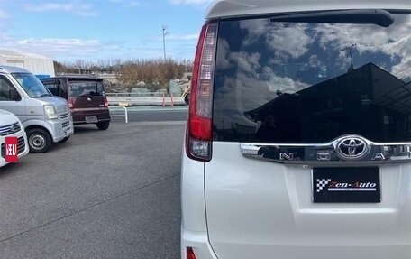 Toyota Noah III, 2017 год, 1 550 001 рублей, 9 фотография