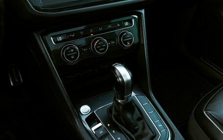 Volkswagen Tiguan II, 2018 год, 2 375 000 рублей, 13 фотография