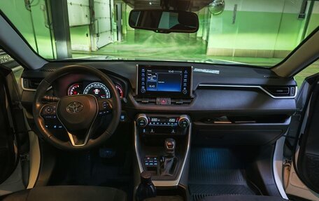 Toyota RAV4, 2021 год, 3 650 000 рублей, 6 фотография