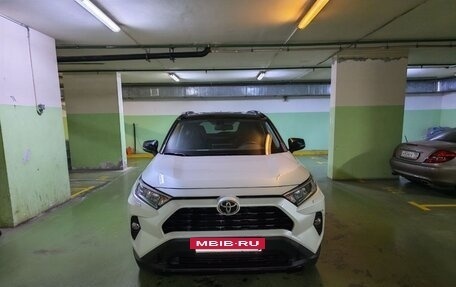 Toyota RAV4, 2021 год, 3 650 000 рублей, 2 фотография