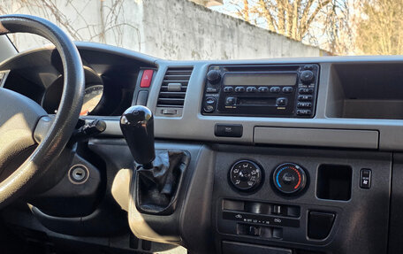 Toyota HiAce H200, 2005 год, 2 700 000 рублей, 4 фотография