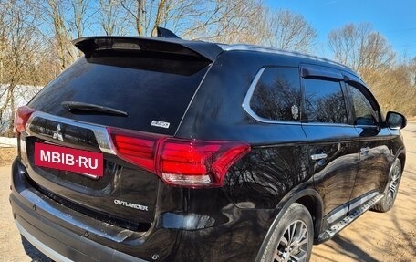 Mitsubishi Outlander III рестайлинг 3, 2018 год, 2 450 000 рублей, 4 фотография