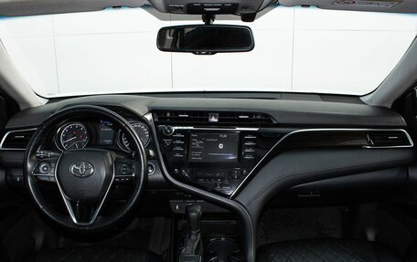 Toyota Camry, 2020 год, 2 600 000 рублей, 11 фотография