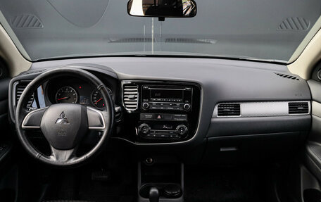 Mitsubishi Outlander III рестайлинг 3, 2015 год, 1 635 000 рублей, 9 фотография