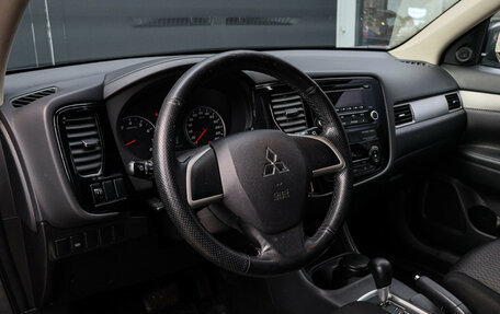 Mitsubishi Outlander III рестайлинг 3, 2015 год, 1 635 000 рублей, 12 фотография