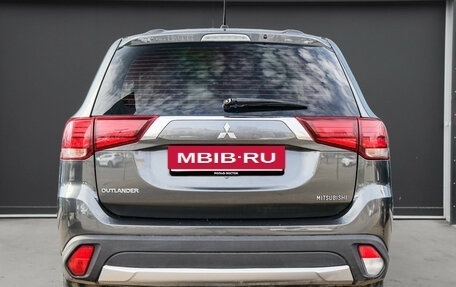 Mitsubishi Outlander III рестайлинг 3, 2015 год, 1 635 000 рублей, 5 фотография