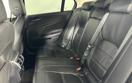 Jaguar XE I рестайлинг, 2016 год, 1 900 000 рублей, 11 фотография