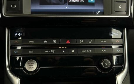 Jaguar XE I рестайлинг, 2016 год, 1 900 000 рублей, 23 фотография