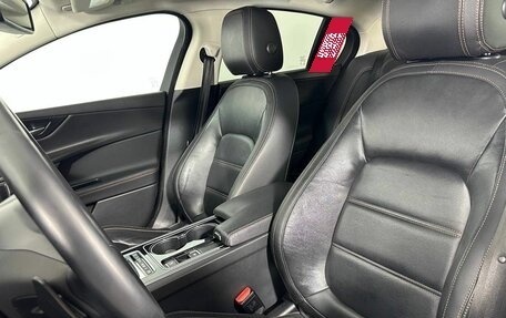 Jaguar XE I рестайлинг, 2016 год, 1 900 000 рублей, 10 фотография