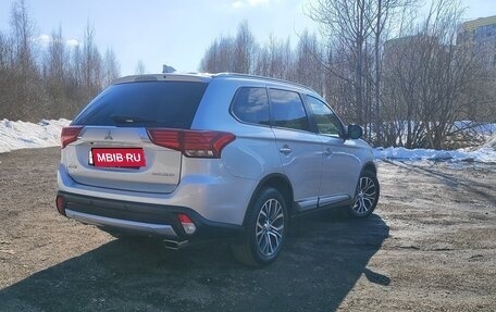 Mitsubishi Outlander III рестайлинг 3, 2018 год, 2 100 000 рублей, 8 фотография