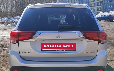 Mitsubishi Outlander III рестайлинг 3, 2018 год, 2 100 000 рублей, 9 фотография