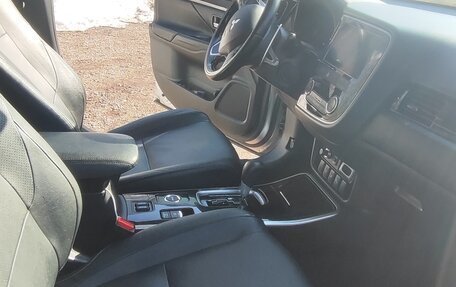 Mitsubishi Outlander III рестайлинг 3, 2018 год, 2 100 000 рублей, 15 фотография