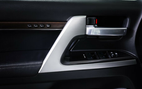 Toyota Land Cruiser 200, 2018 год, 6 290 000 рублей, 20 фотография