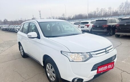 Mitsubishi Outlander III рестайлинг 3, 2014 год, 1 350 000 рублей, 2 фотография