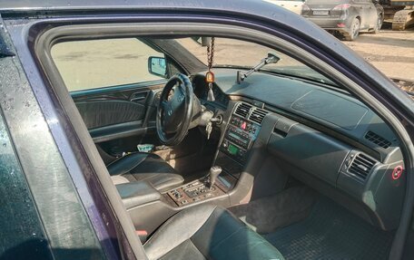 Mercedes-Benz E-Класс, 1997 год, 500 000 рублей, 2 фотография