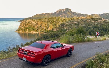 Dodge Challenger III рестайлинг 2, 2019 год, 4 250 000 рублей, 32 фотография