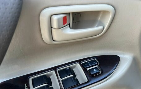 Toyota Land Cruiser 100 рестайлинг 2, 2002 год, 1 499 000 рублей, 17 фотография